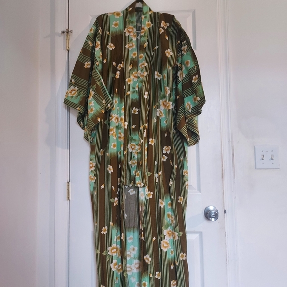 Vintage Japanese Kimono w/ retro flowers & stripes - Picture 6 of 11